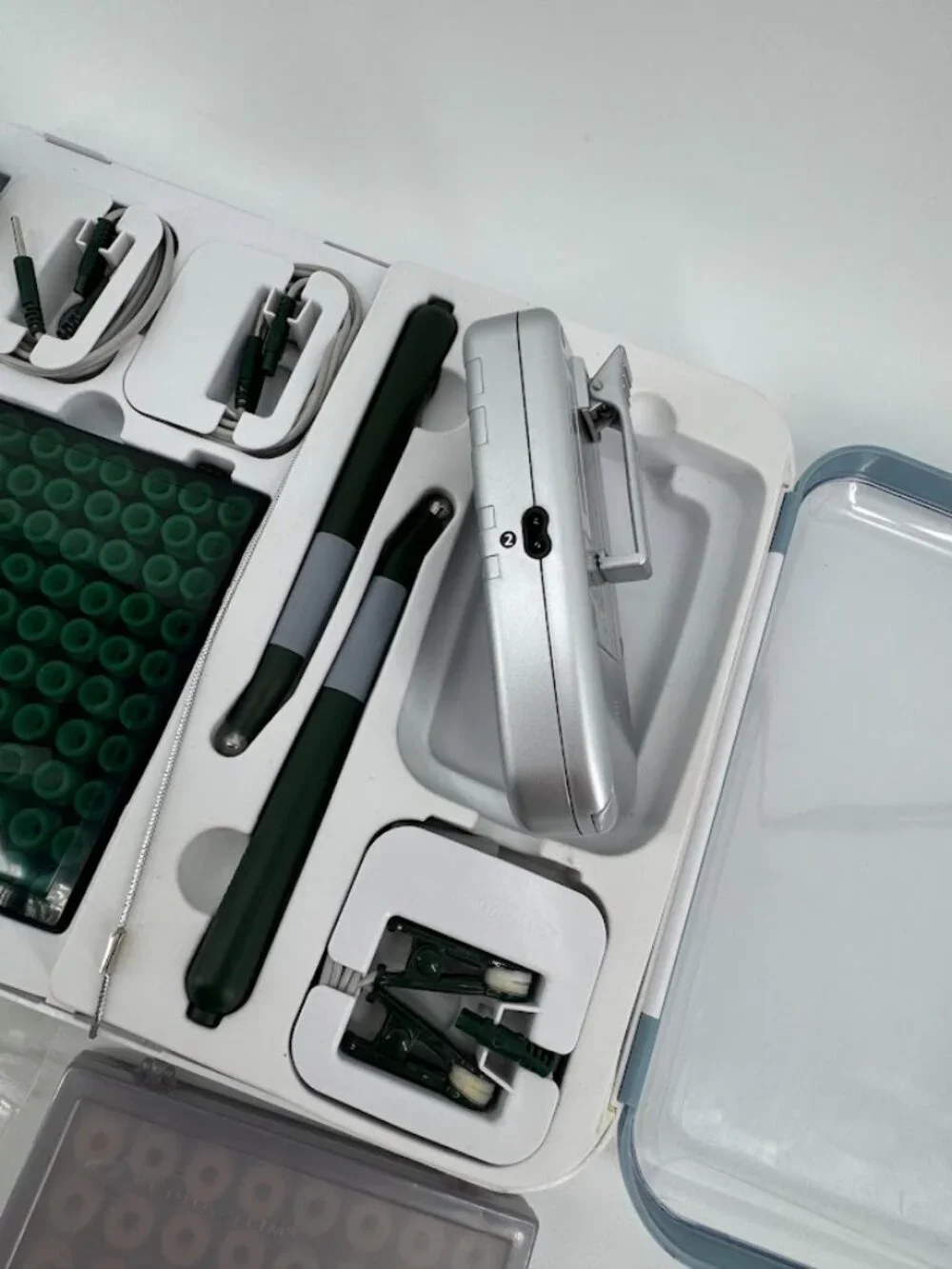 Alpha-Stim M device kit